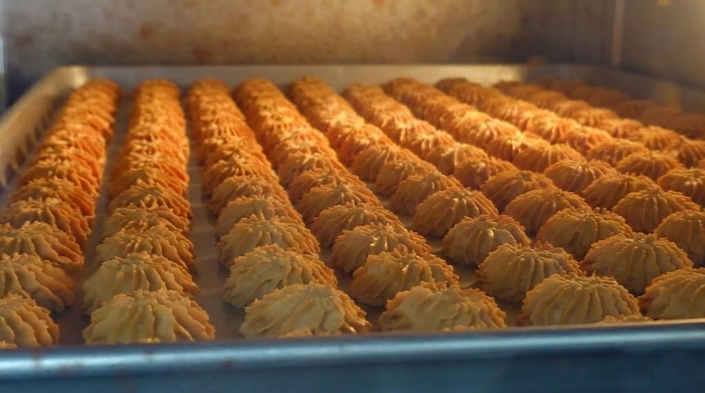 烤箱中金黃酥鬆的曲奇餅乾